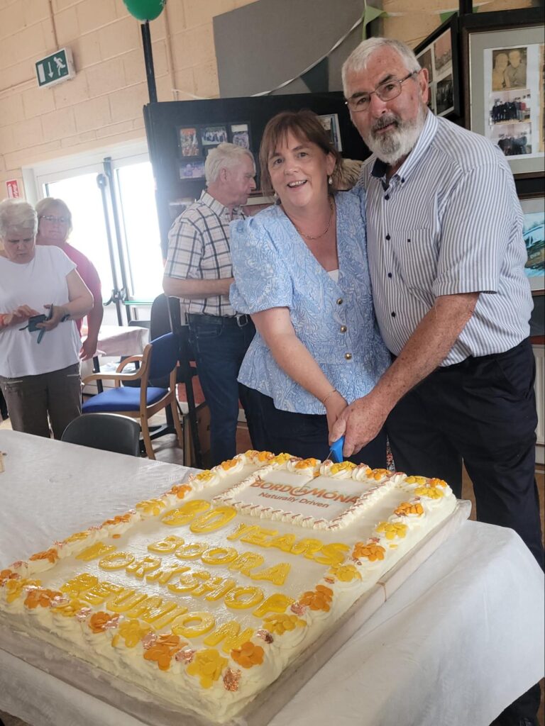 Photograph of Sinéad Culleton-Lowry and Seamus Barron cutting the cake